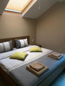 索非亚Sofia Family House - Free Parking的一间卧室配有一张大床和毛巾
