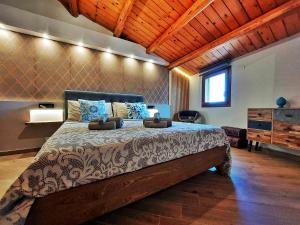 切法卢Bed and Breakfast L&P的一间卧室设有一张大床和木制天花板