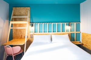 勒阿弗尔Birgit Hôtel Le Havre Centre的一间卧室配有一张床和一张带梯子的双层床
