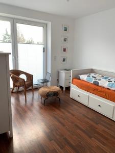 BresewitzBoddenhus的一间卧室配有一张床、一张桌子和一把椅子