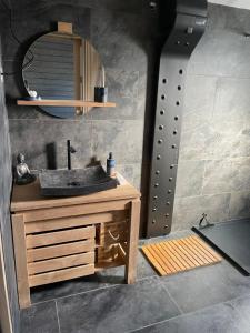 Saint-Cyr-sur-le-RhôneLe GENKI japonais 4 étoiles的一间带水槽和镜子的浴室