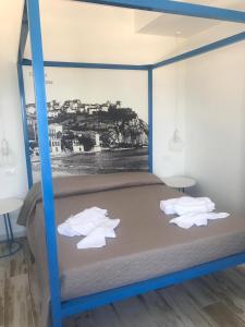 努马纳Casabianca Appartamenti的一张位于带蓝色双层床的客房的床位