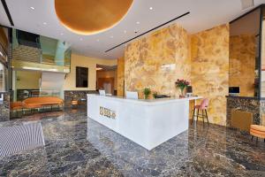 贝尼多姆Hotel Gold Arcos 4 Sup - Built in May 2022的大堂,带前台柜台的酒店
