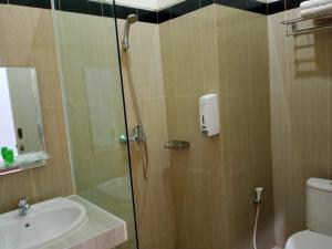 巴东UNP Hotel & Convention的带淋浴、卫生间和盥洗盆的浴室