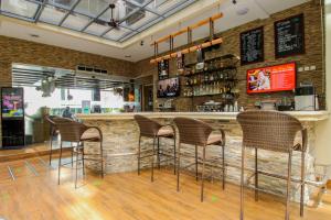 安吉利斯La Grande Residence- Grand Studio的餐厅内带棕色凳子的酒吧