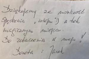 苏普拉希尔Apartamenty pod Wiciokrzewem的纸张上写有手写的纸