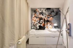 巴塞罗那巴塞罗那菲力旅馆的卧室墙上有绘画作品