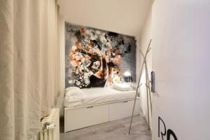 巴塞罗那巴塞罗那菲力旅馆的浴室墙上有绘画作品