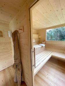 加尔达湖滨安杰利卡公寓式别墅的木制内饰,设有窗户的桑拿浴室
