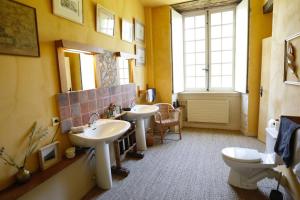 CorbonChambre jaune MANOIR DE LA VOVE Perche的一间带两个盥洗盆和卫生间的浴室