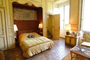 CorbonChambre jaune MANOIR DE LA VOVE Perche的一间卧室,卧室内配有一张大床