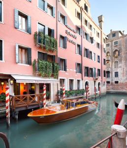 威尼斯锦绣威尼斯 - 星际连锁酒店的运河上的船在建筑物前