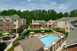 阿尔法利塔Sonesta ES Suites Atlanta Alpharetta Windward的享有公寓大楼空中景致,设有游泳池