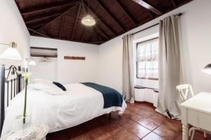 巴尔洛文托Facundo B的卧室配有白色的床和窗户。