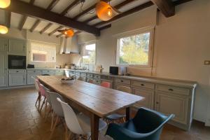 Sailly-FlibeaucourtLa Villa Dorange, EXCEPTIONNELLE et SPACIEUSE的厨房配有木桌和椅子
