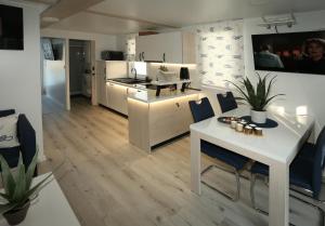 波尔托罗Floating house Maui的厨房以及带白色桌椅的起居室。