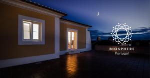 Abela吉斯托山 - 坎普之家SPA酒店的窗户,享有房子的夜景