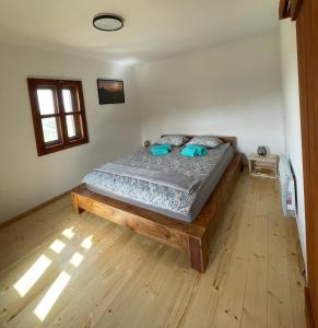 鲁德尼克Rudnički Eko Breg的一间卧室配有一张带两个枕头的床