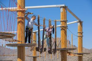 Jabal Al AkhdardusitD2 Naseem Resort, Jabal Akhdar, Oman的两个人站在吊桥上