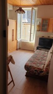 圣皮耶尔德沙尔特勒斯Joli Studio Chamechaude的一间卧室设有一张床和一个大窗户