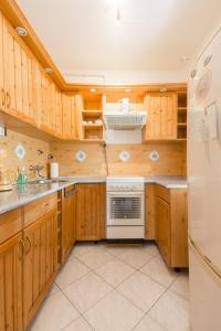 Agárd101 Apartman Agárd,Török Bálint utca 101的厨房配有木制橱柜和白色冰箱。