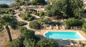 塔维拉Casa da Ria的享有带椅子和树木的游泳池的顶部景致