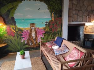 蒙塔尼塔Punto Verde Ecological house的客厅里放着猎豹的壁画