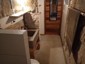 蒙塔尼塔Punto Verde Ecological house的一间带水槽和卫生间的小浴室