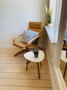 腓特烈港aday - Frederikshavn City Center - Room 5的摇椅和桌子