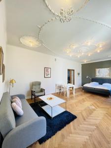 腓特烈港aday - Frederikshavn City Center - Luxurious room的客厅配有沙发和桌子