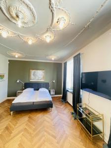 腓特烈港aday - Frederikshavn City Center - Luxurious room的一间卧室配有一张床和一个吊灯