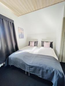 腓特烈港aday - Frederikshavn City Center - Room 2的卧室配有一张带粉红色枕头的大床