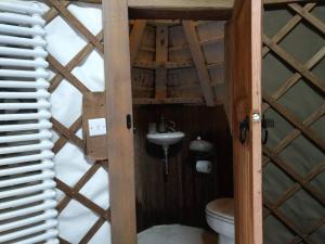 本布里奇Cosy and Inviting Waterside Luxury Yurt的相册照片