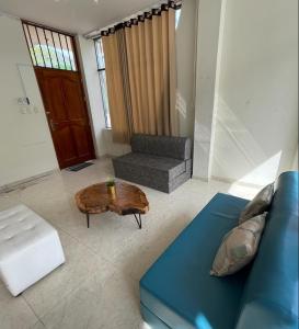 拉梅尔塞Casa completa piscina 3 Habitaciones en Chanchamayo的带沙发和咖啡桌的客厅