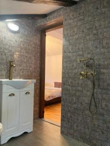ArdaКъща Александрова的带淋浴和盥洗盆的浴室以及1张床。