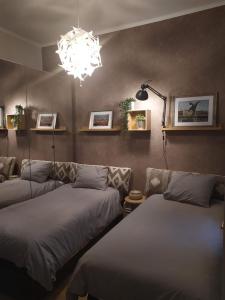 毕尔巴鄂bilbao center apt 90´s PARKING的一间卧室配有两张床和吊灯。