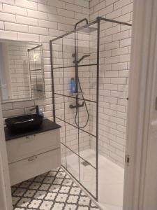 毕尔巴鄂bilbao center apt 90´s PARKING的一间带玻璃淋浴间和水槽的浴室