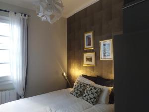 毕尔巴鄂bilbao center apt 90´s PARKING的卧室配有白色的床和窗户。