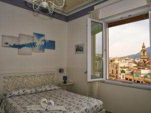 巴勒莫Le Cupole Decò的一间卧室设有一张床和一个大窗户