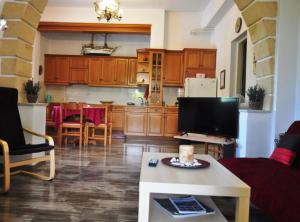 爱琴娜岛Aegina town, summer house的带沙发和电视的客厅以及厨房。