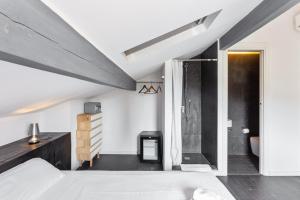 圣特罗佩Maison d' Orange - Chambres的阁楼卧室配有一张床和淋浴