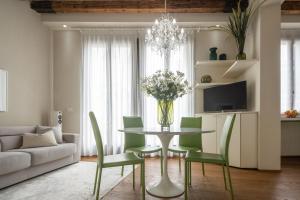 威尼斯Santa Fosca Design Apartment R&R的客厅配有桌椅和沙发