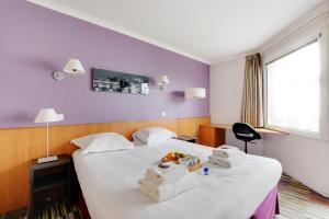 伊西莱穆利诺CMG - Cosy & charmant appartement Paris的酒店客房,配有两张带毛巾的床