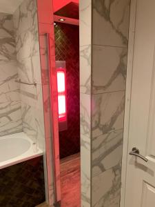 奥特罗Mariposa的一间带玻璃淋浴间和水槽的浴室