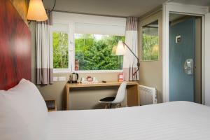 宜必思普利茅斯酒店客房内的一张或多张床位