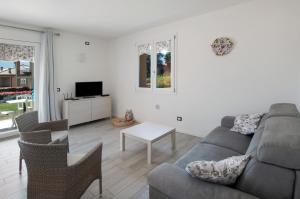 伦诺Appartamento Zerboni C1的客厅配有沙发和桌子
