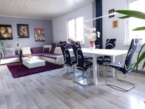 卢布尔雅那Holiday Home Livada的客厅配有白色的桌子和椅子
