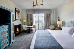 查尔斯顿海港景酒店的酒店客房配有一张床和一个壁炉。