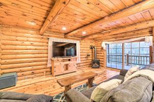 Middle GroveSpacious Cabin with Decks Near Saratoga Springs的带沙发、桌子和电视的客厅