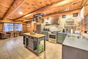 Middle GroveSpacious Cabin with Decks Near Saratoga Springs的大型厨房设有木制天花板和钢制电器